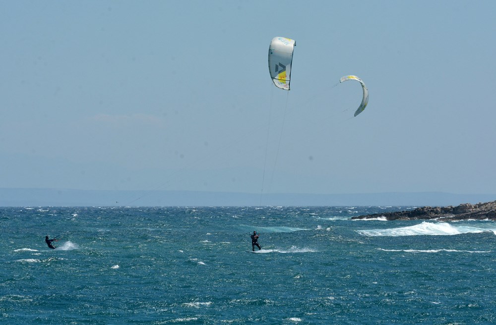 Surferi i kitesurferi u uvali Kuje u Ližnjanu (Danilo MEMEDOVIĆ)